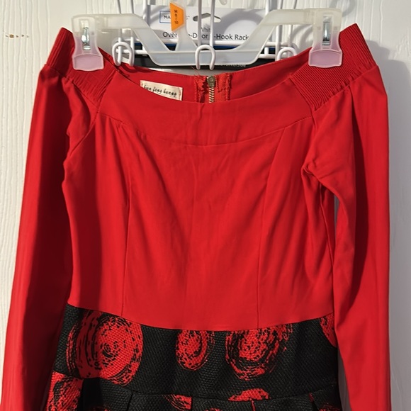 Red Off-shoulder dress with ruffle sleeves - Picture 2 of 6